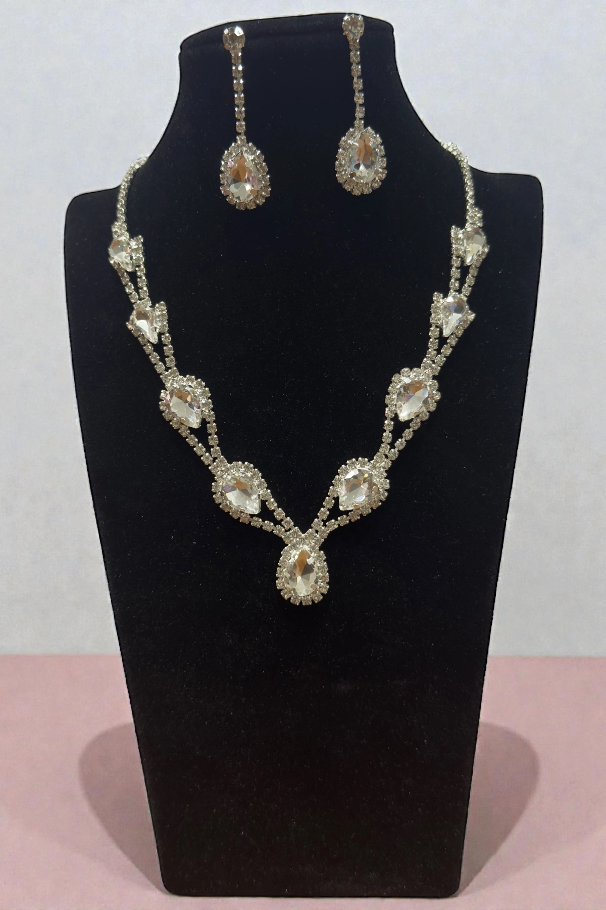 Gümüş Renk Taşlı Hürrem Model Gerdanlık Kolye Küpe Takı Seti