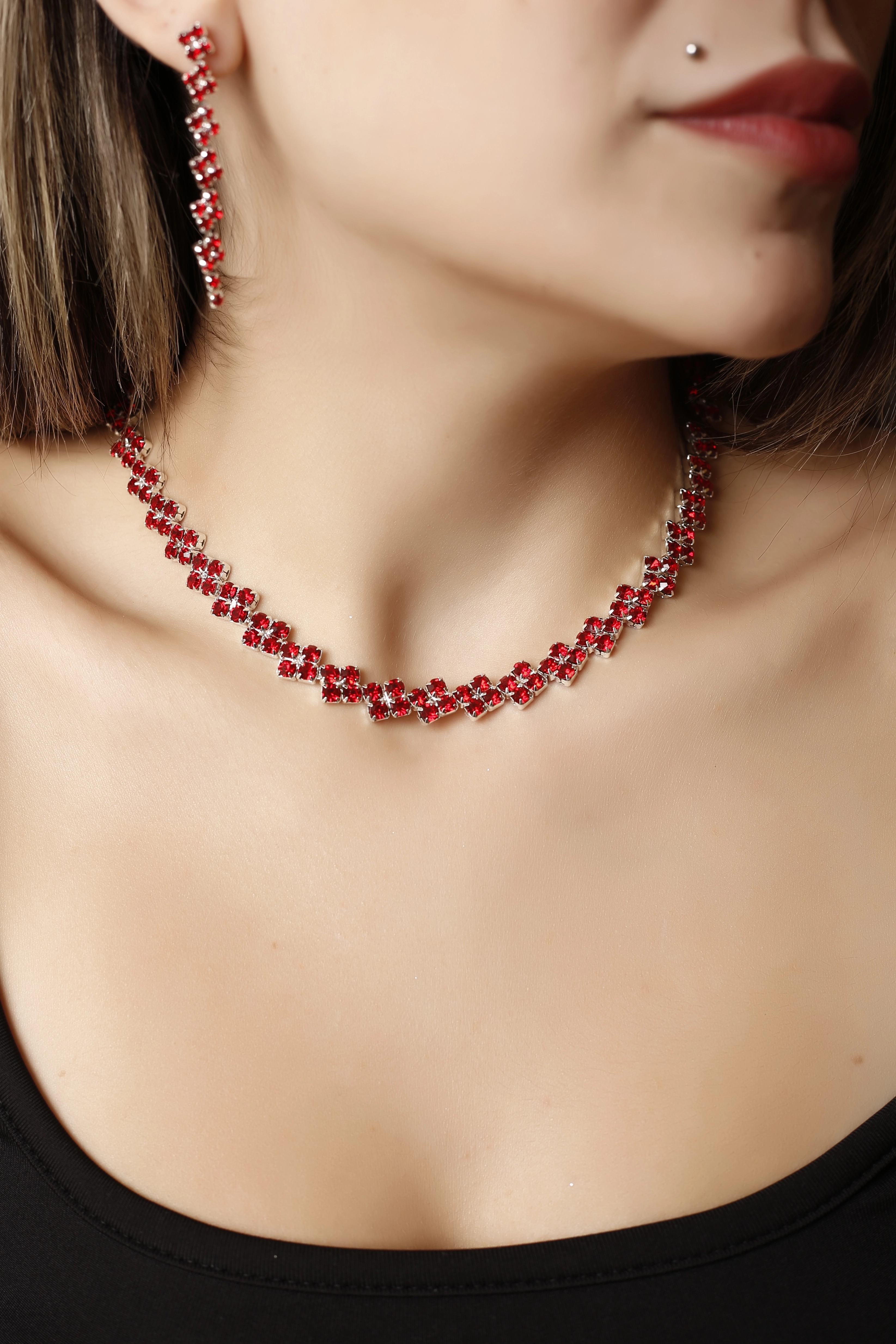 Kırmızı Çapraz Desenli Choker Kolye Küpe Set | Taşlı Ayarlanabilir 2’li Takı Set