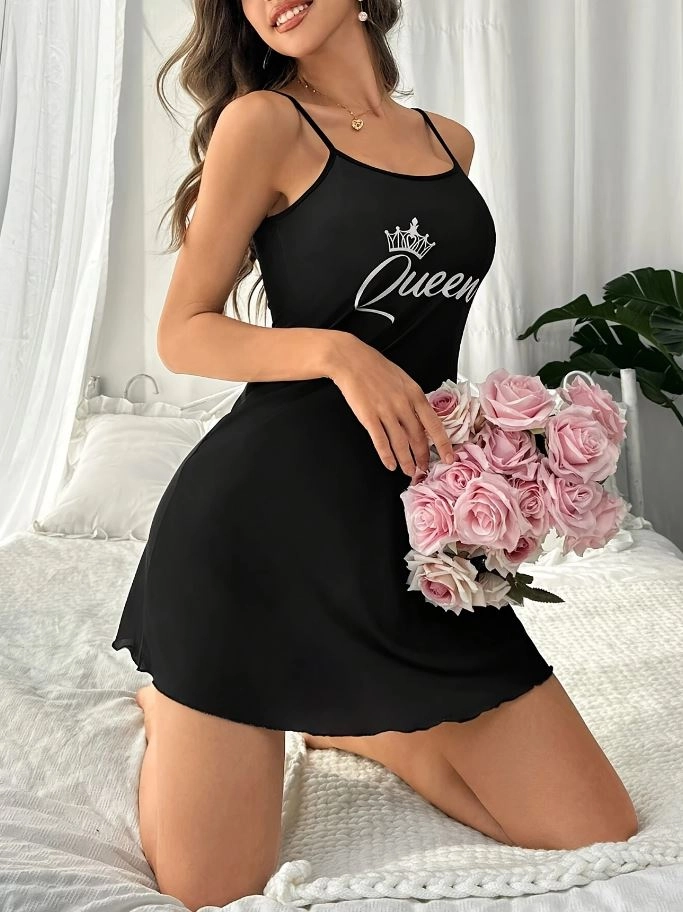 Queen Baskılı Askılı Siyah Gece Elbisesi - Yumuşacık Gecelik