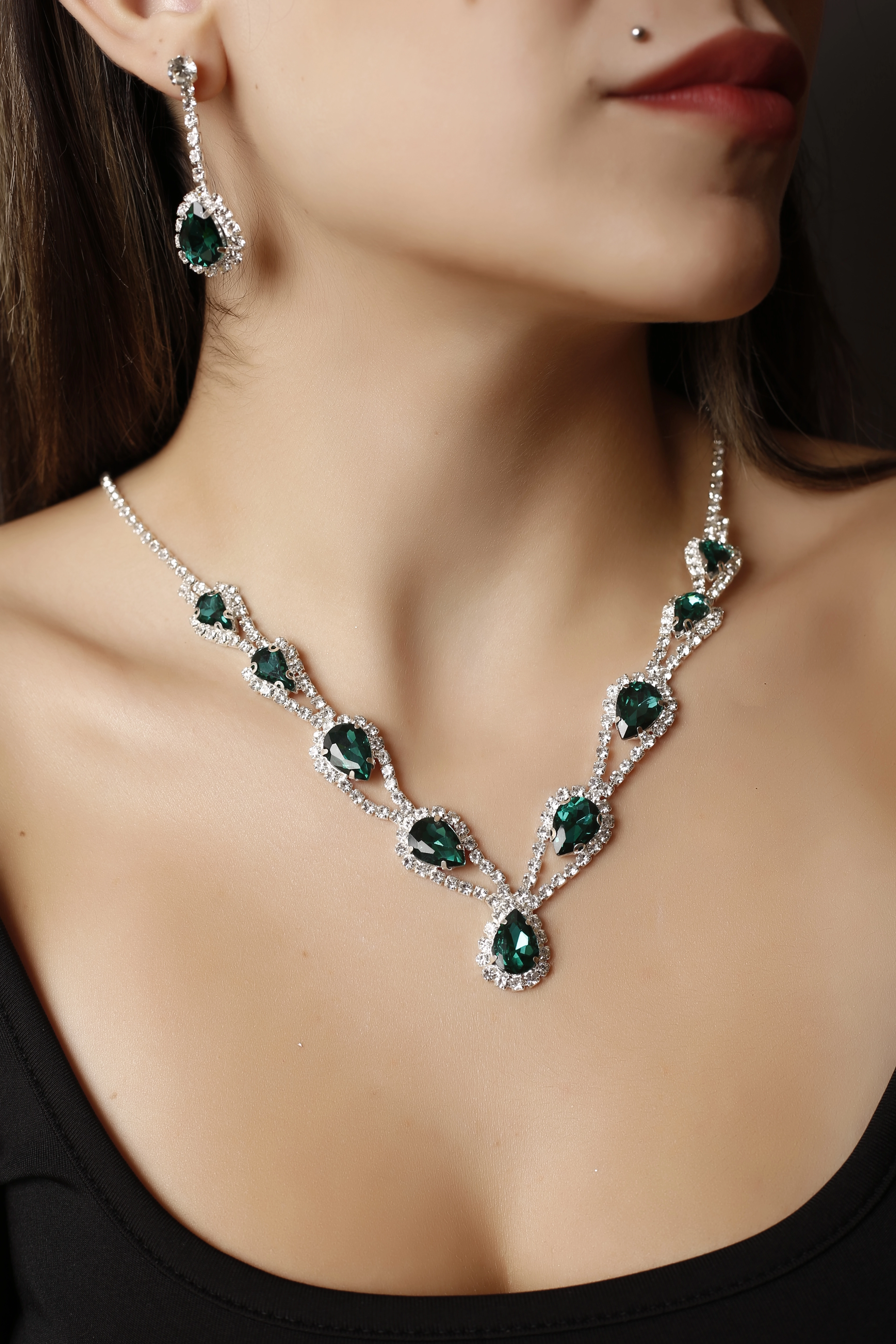 Yeşil Taşlı Hürrem Model Gerdanlık Kolye Küpe Takı Seti